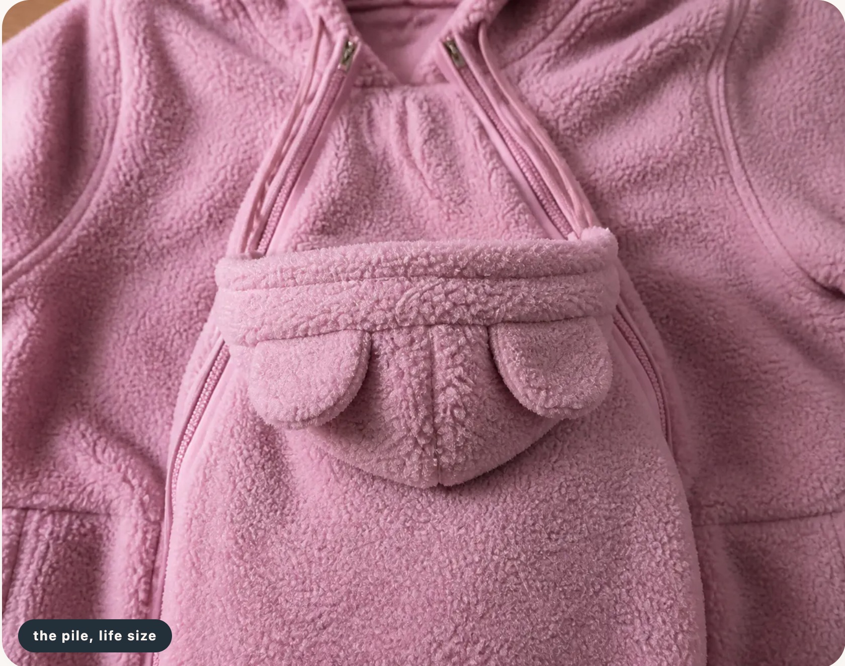 Gros plan de la polaire rose et du panneau avec petites oreilles